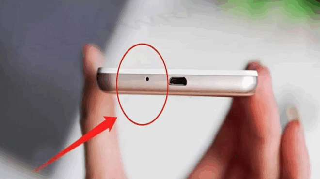 i-mikri-stroggyli-trypa-sto-tilefono-echei-mia-poly-simantiki-leitoyrgia-412561