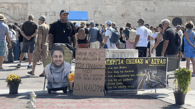 tempi-pateras-thymatos-se-apergia-peinas-kai-dipsas-sto-syntagma-zita-ektafi-toy-paidioy-toy-412834