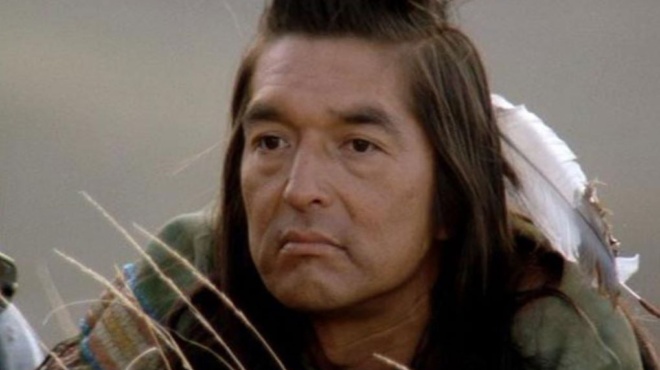 thrinos-tora-ston-kallitechniko-kosmo-nekros-pasignostos-ithopoios-echei-paixei-stin-tainia-poy-oloi-echoyme-dei-409153