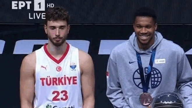 giannis-kai-sengkoyn-den-edosan-ta-cheria-stin-anakoinosi-tis-kalyteris-pentadas-i-fotografia-me-to-apolyto-kontrast-412985