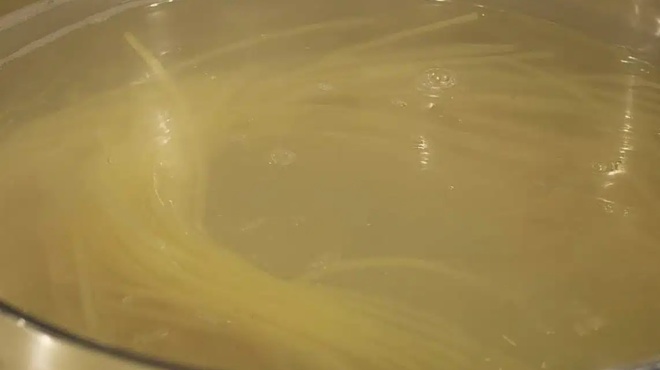 min-petate-to-nero-poy-vrasate-ta-makaronia-tha-ekplageite-se-ti-chrisimeyei-408851