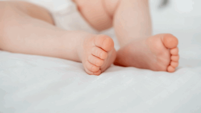 tragodia-sta-patisia-pethane-gynaika-poy-gennise-sto-diamerisma-tis-amp-8211-nekro-kai-to-neogno-o-andras-tis-ekopse-ton-loro-409600