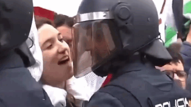 apisteytos-erotas-se-poreia-diadilotria-flertare-matatzi-kai-ekeinos-kokkinise-413381