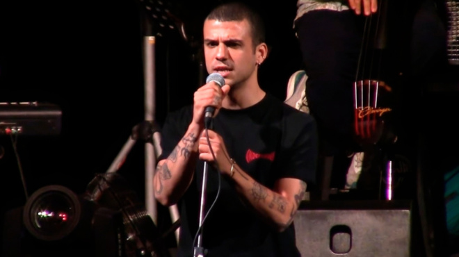 synelifthi-o-gios-pasignostoy-ellina-tragoydisti-sto-kentro-tis-athinas-412546