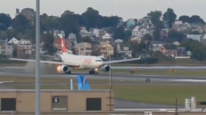 panikos-sto-aerodromio-me-aeroplano-poy-xekinise-na-fygei-gemato-me-epivates-amp-8211-vinteo-sok-413442