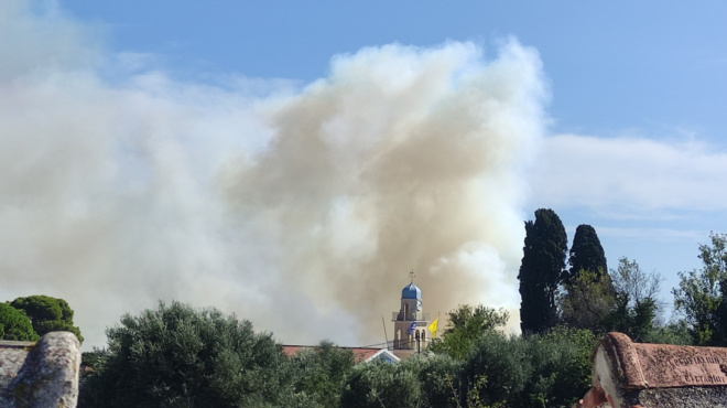 megali-fotia-tora-sti-chora-mas-kaigetai-pasignosto-elliniko-nisi-poy-voyliazei-apo-kosmo-amp-8211-minyma-112-gia-ekkenosi-413446