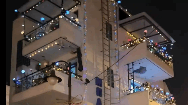 to-zoyn-apo-noris-olokliri-polykatoikia-sti-thessaloniki-echei-ntythei-christoygenniatika-apo-tis-arches-septemvrioy-414277