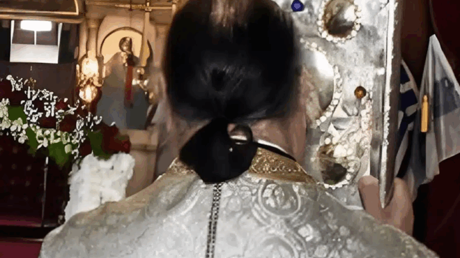 apisteyto-methysmenos-iereas-paraligo-na-pesei-ston-tafo-se-kideia-stin-athina-414292