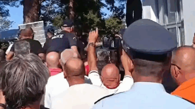 paraligo-na-plakosoyn-sto-xylo-ton-yfypoyrgo-agrotikis-anaptyxis-ton-fygadeytike-gia-na-ton-glitosoyn-414319