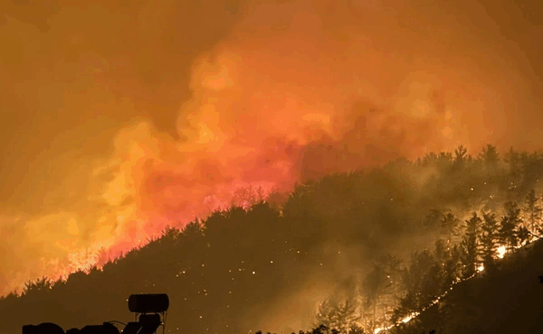 kolasi-fotias-tora-ekkenonontai-xenodocheia-amp-8211-panikos-sto-simeio-oi-floges-plisiazoyn-tin-thalassa-414402