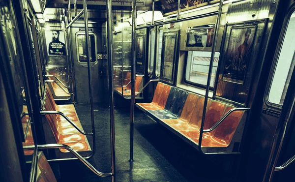 megali-prosochi-gia-osoys-kykloforoyn-me-treno-amp-8211-min-kateveite-pote-se-ayton-ton-stathmo-eidika-ti-nychta-414482