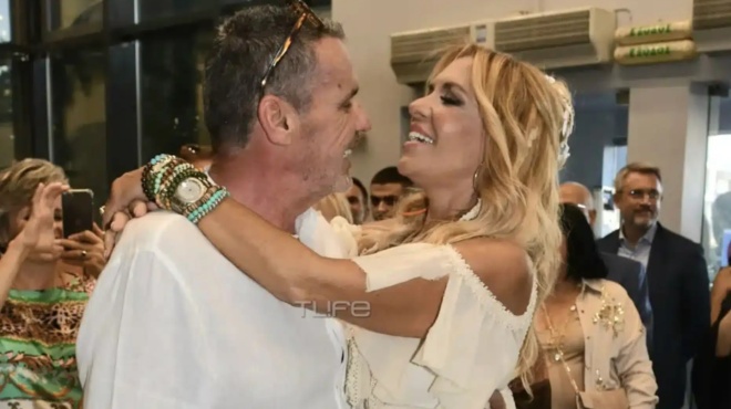 i-mairi-miliaresi-pantreytike-ton-syntrofo-tis-414048