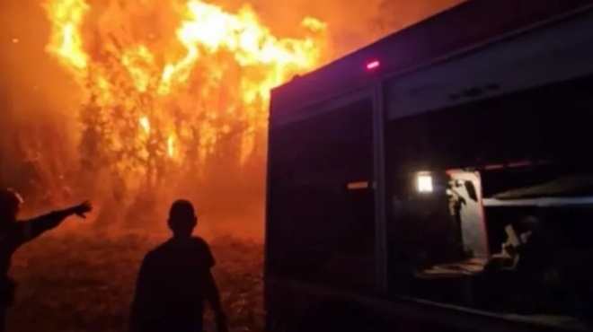 terastia-fotia-mesa-sti-nychta-414070