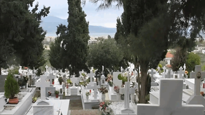 sok-sto-nekrotafeio-kalamarias-pige-na-kanei-ektafi-ton-patera-toy-kai-eide-na-ton-metaferoyn-tyligmeno-se-sentoni-mesa-se-415034