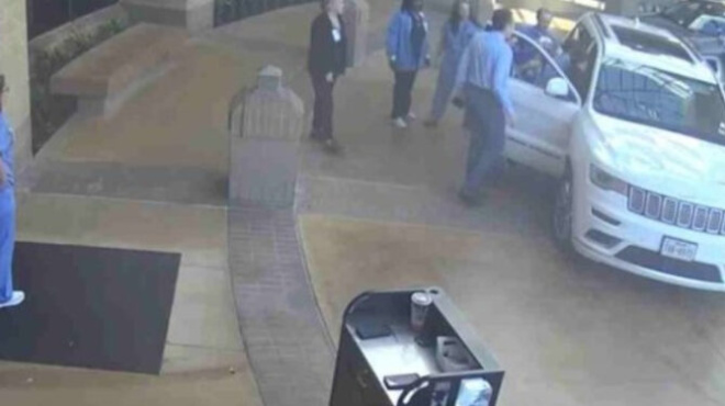 iroas-pateras-xegennise-tin-kori-toy-mesa-sto-aytokinito-deite-to-sygklonistiko-vinteo-414295