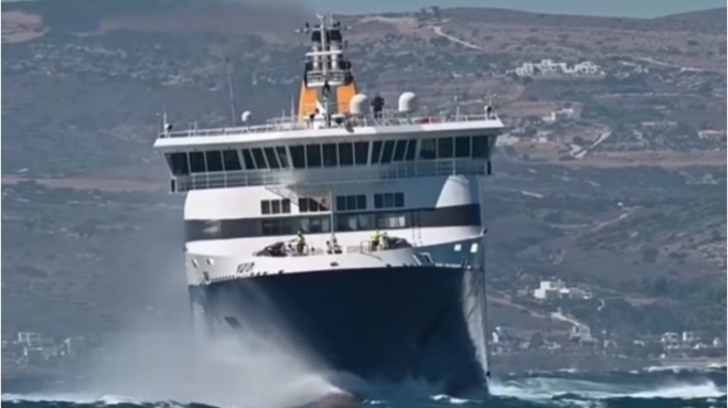 ektakti-eidisi-gia-to-blue-star-naxos-efyge-apo-tin-paro-gemato-kosmo-amp-8211-dinei-machi-me-agria-kymata-kai-mpofor-414438