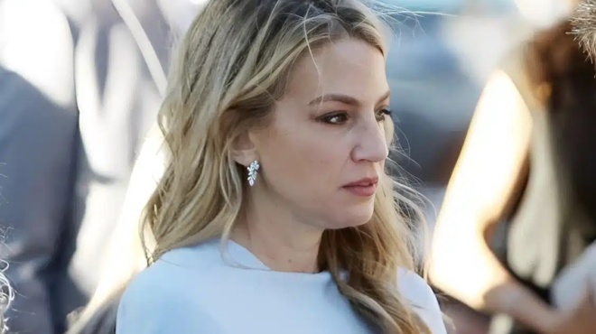 galazio-gia-mia-galazoaimati-matheytike-i-astronomiki-timi-toy-forematos-tis-chrysis-vardinogianni-poy-forese-ston-gamo-toy-adelfoy-tis-414560