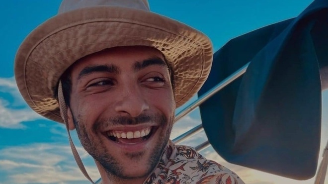 aytos-einai-o-gios-toy-gnostoy-tragoydisti-poy-skotothike-se-trochaio-amp-8211-kykloforise-fotografia-toy-409348