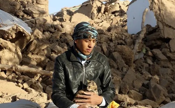 adianoiti-tragodia-pano-apo-500-nekroi-apo-ton-foniko-seismo-ton-6-richter-amp-8211-gemizei-feretra-oli-i-poli-408886