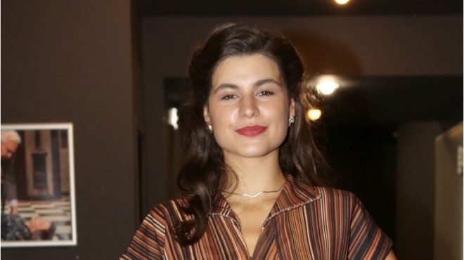 danai-pappa-i-1i-anartisi-kai-oi-4-lexeis-meta-to-viral-vinteo-poy-tin-deichnei-agkalia-me-me-ton-mpismpiki-se-glenti-prin-to-trochaio-417003