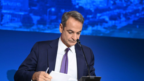 sta-1-500-eupo-o-mesos-misthos-to-2026-to-anakoinonei-i-kyvernisi-enan-chrono-prin-apo-to-anamenomeno-410195