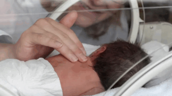 friki-ethapsan-zontano-moro-molis-20-imeron-machi-gia-na-kratithei-sti-zoi-413858