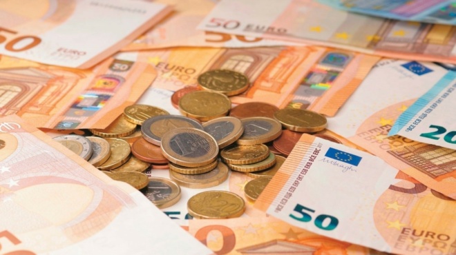 ektakto-epidoma-250-eyro-to-noemvri-choris-aitisi-amp-8211-aytoi-tha-doyn-lefta-stoys-logariasmoys-toys-409826