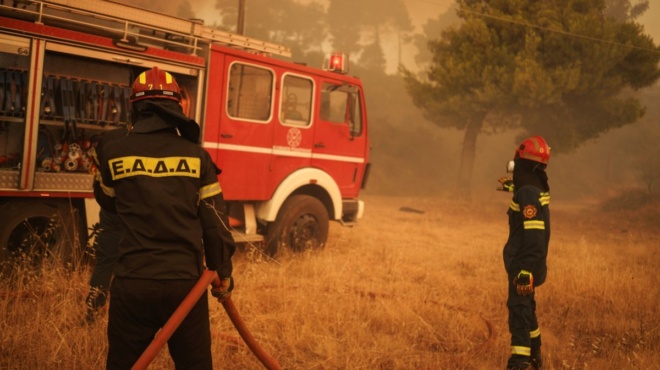 megali-fotia-tora-stin-ellada-ekkenothike-scholeio-amp-8211-katapinei-ekatontades-stremmata-amp-8211-sikothikan-4-enaeria-413689