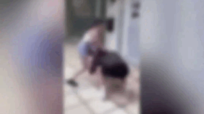 patra-syllipsi-4-koritsion-gia-bullying-exeytelisan-13chroni-kai-kategrapsan-vinteo-kathos-toys-filoyse-ta-podia-413410