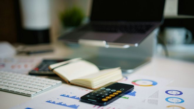 tragika-nea-megali-trapeza-apelyse-xafnika-toys-perissoteroys-ypalliloys-tis-5-000-menoyn-choris-doyleia-sto-dromo-oi-oikogeneies-toys-413094