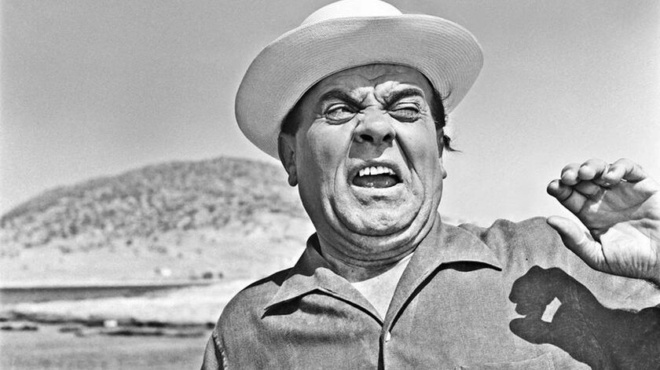 grafei-pano-5-lexeis-ti-grafei-pano-ston-tafo-toy-vasili-ayloniti-amp-8211-i-idiaiteri-epigrafi-pano-sto-mnima-poy-oloi-stamatane-na-tin-diavasoyn-408934