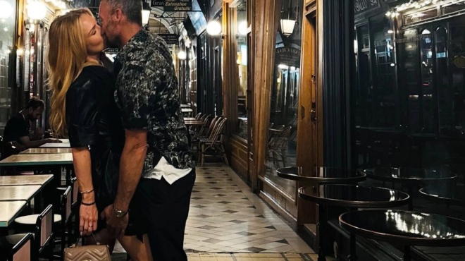 asygkratitos-megalo-soysoyro-me-pasignosto-52ari-ithopoio-me-dyo-paidia-amp-8211-kykloforisan-foto-na-filietai-me-40ara-choreytria-mes-ton-dromo-415346