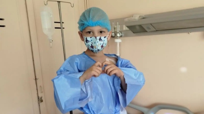 sygkinei-i-machi-toy-6chronoy-giorgoy-me-ton-karkino-echei-ypovlithei-se-treis-cheiroyrgikes-epemvaseis-411422