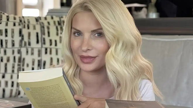 kinisi-anthropias-apo-tin-eleni-menegaki-dorise-61-vivlia-sti-dimotiki-vivliothiki-elassonas-414011