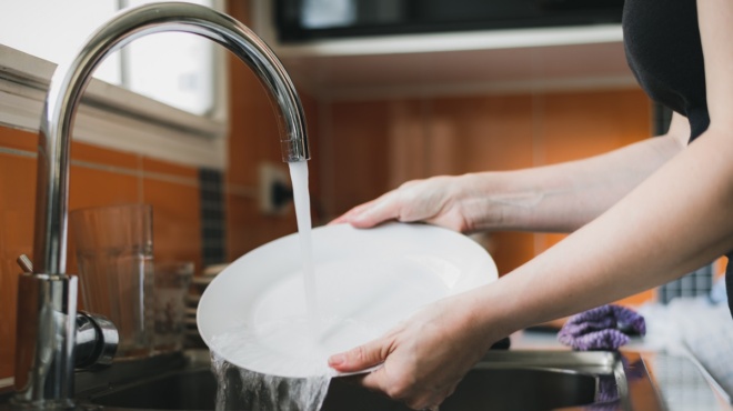 67chroni-gynaika-pethane-eno-eplene-piata-proeidopoiisi-giatroy-3-apagoreymena-pragmata-gia-toys-ilikiomenoys-otan-kanoyn-doyleies-sto-spiti-416024