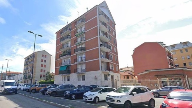 gynaika-perpatoyse-sto-pezodromio-kai-vrike-xafnika-ton-pio-tragiko-thanato-70chronos-epese-apo-to-mpalkoni-kai-tin-skotose-413091