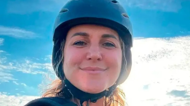 nekri-animera-ton-genethlion-tis-tpagikos-thanatos-gia-tin-45chroni-mitera-voytixe-sto-keno-mprosta-sta-matia-toy-gioy-tis-409219