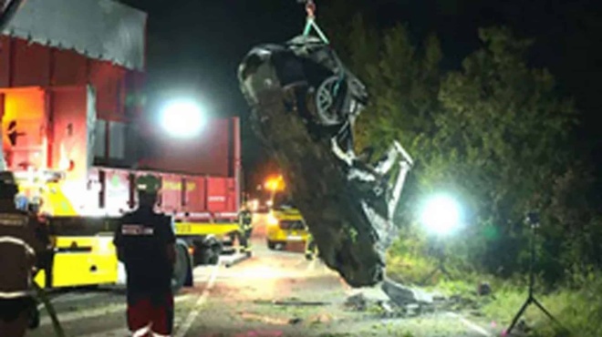 pateras-kai-ta-dyo-9chrona-paidia-toy-kaikan-zontanoi-se-mesa-se-ilektriko-aytokinito-giati-mplokaran-oi-portes-415941