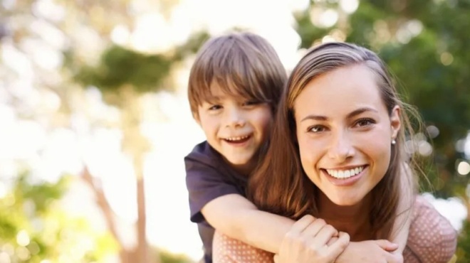 ta-gonidia-tis-miteras-ki-ochi-toy-patera-einai-auta-poy-kathopizouv-tin-eyfy-a-toy-paidioy-414026