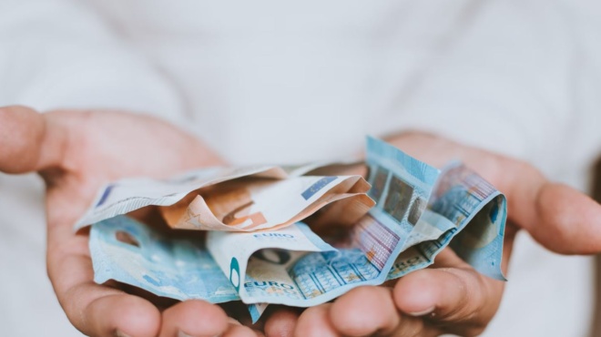 sta-atm-apo-noris-ayrio-to-proi-chiliades-ellines-amp-8211-mpainoyn-ta-lefta-stoys-logariasmoys-412499