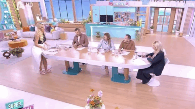 oloi-to-eidan-ligoi-to-katalavan-i-kinisi-tis-katerinas-kainoyrgioy-poy-ppodose-kai-foyntose-tis-fimes-egkumosyvns-tis-on-air-stin-ekpompi-415122