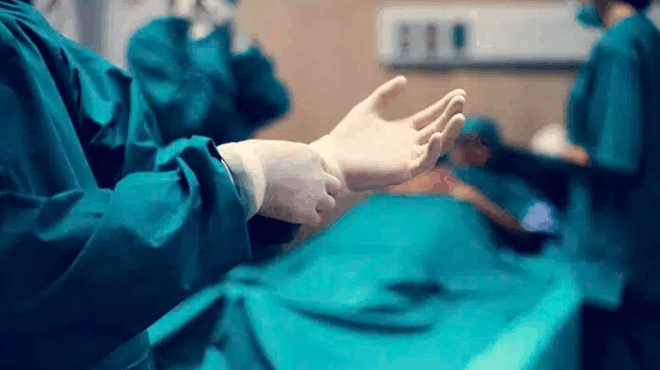 pantremenos-giatros-syneurethnke-me-nosileytria-eno-o-asthenis-itan-se-anaisthisia-412114