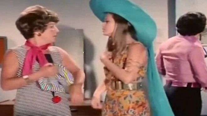 i-mystiki-emfanisi-pasignostoy-ithopoioy-stin-pariziana-poy-perase-sta-psila-den-to-prosexe-pote-kaneis-417914