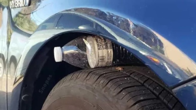 deite-to-prin-na-einai-arga-to-kolpo-me-to-plastiko-mpoykali-poy-chrisimopoioyn-oi-kleftes-aytokiniton-kai-prepei-na-xerete-417917