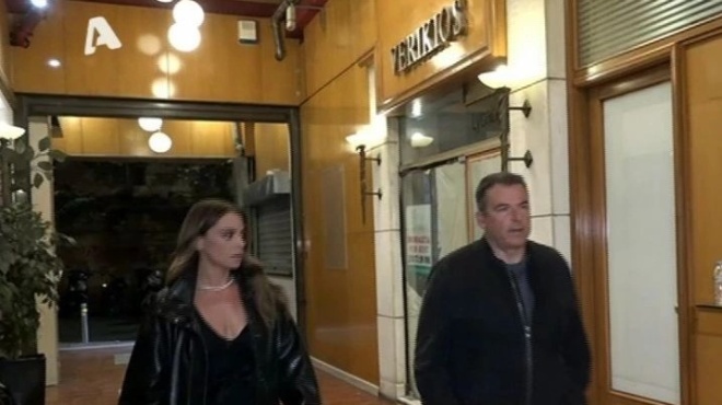 gyrisan-oloi-to-kefali-na-toys-koitaxoyn-giorgos-liagkas-kai-maria-antona-eskasan-etsi-se-premiera-sto-theatro-ki-eginan-amp-8230-theama-423165