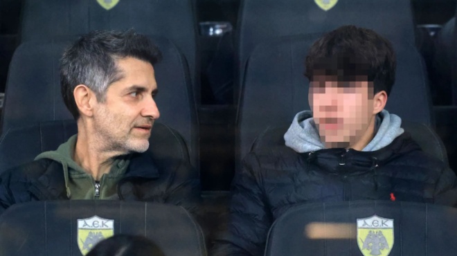 ektoras-tassopoylos-o-foivos-pige-gipedo-me-ton-gio-toy-kai-gyrisan-oloi-to-kefali-kai-toys-koitoysan-amp-8211-den-stamatisan-na-ton-travane-fotografies-amp-8230-423202