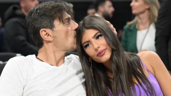 i-amp-8230-karntasian-tis-elladas-i-despoina-giannakopoyloy-mas-deichnei-1i-fora-tin-krevatokamara-tis-kai-meiname-echei-mechri-esoteriki-skala-424099