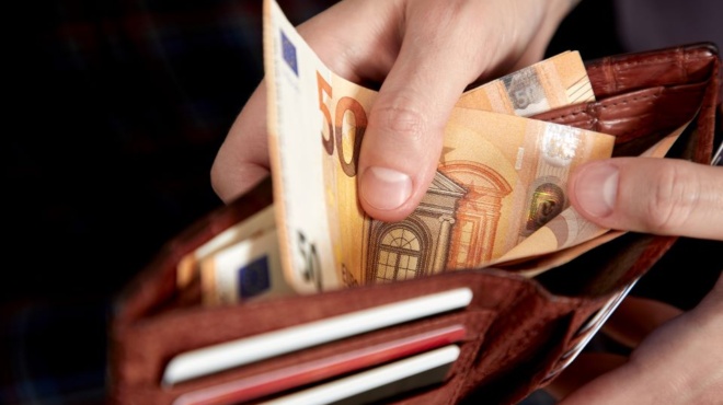 gemizoyn-tsepes-oi-ellines-oyres-sta-atm-apo-vdomada-amp-8211-mparaz-pliromon-amp-8211-poioi-plironontai-424129