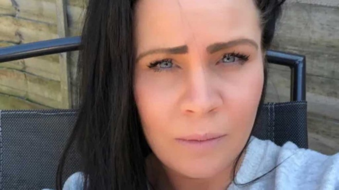 sok-tin-skotose-i-chlorini-amp-8220-ithele-apla-na-katharisei-to-mpanio-amp-8221-leei-syntetrimmeni-i-mitera-tis-418179