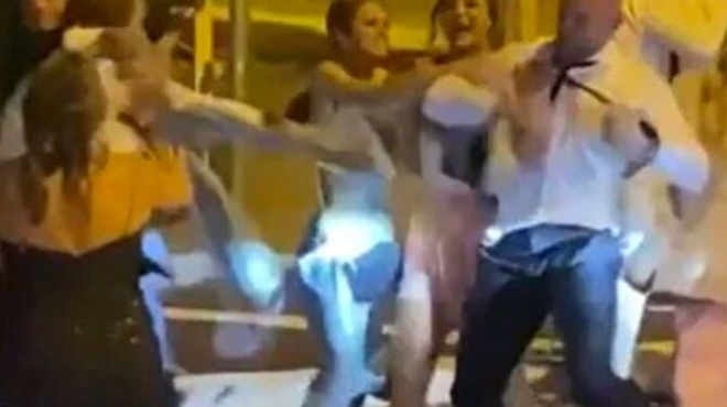 skines-apeiroy-kalloys-se-gamo-i-nyfi-diavase-ta-minymata-toy-gamproy-me-tin-eromeni-agrio-xylo-sti-dexiosi-oi-sympetheroi-424896